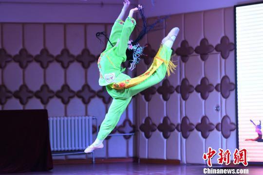 3月19日至30日,甘肃举行了2018年全省中等职业学校学生技能大赛。图为中国舞比赛。 杨艳敏 摄