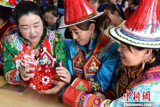 图为裕固族妇女学习串珠。 武雪峰 摄