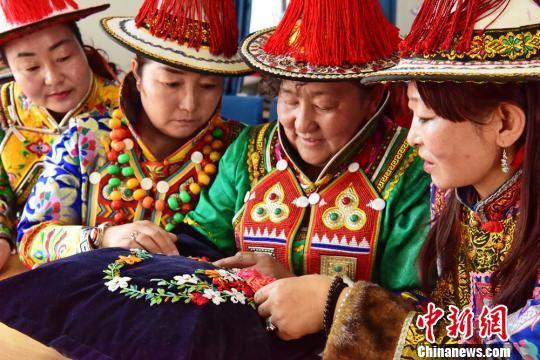 图为裕固族妇女学习传统手工艺。 武雪峰 摄