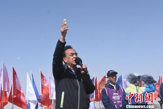 5月2日,(中国瓜州)玄奘之路商学院戈壁挑战赛在甘肃酒泉市瓜州县锁阳城遗址(阿育王寺)鸣枪开赛。 魏金龙 摄