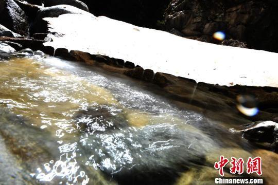五月初的冰与水相融流淌在山间。 杨艳敏 摄
