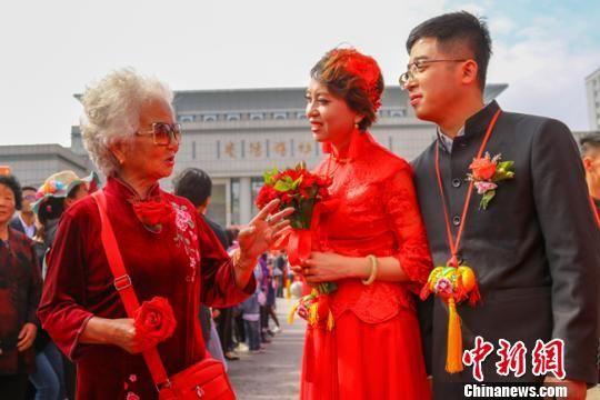 图为新人接受白发老人的祝福。 陈飞 摄
