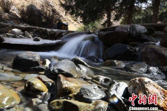 唐代诗人李白曾在此留下“虽居焉支山,不到溯雪寒”的绝句,素有“小黄山”之称。 杨艳敏 摄