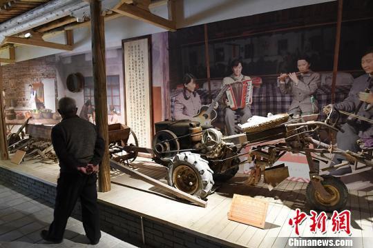 展览馆展出的手扶拖拉机。 杨艳敏 摄