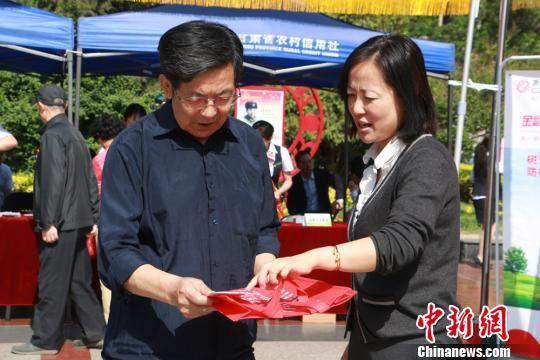 图为甘肃兰州打击防范经济犯罪“5·15”宣传日活动现场。 崔琳 摄