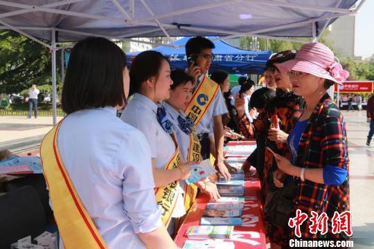 图为甘肃兰州打击防范经济犯罪“5·15”宣传日活动现场。 崔琳 摄
