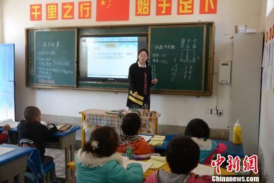 图为“90后”教师李玲玲利用新教具上课。 李文 摄