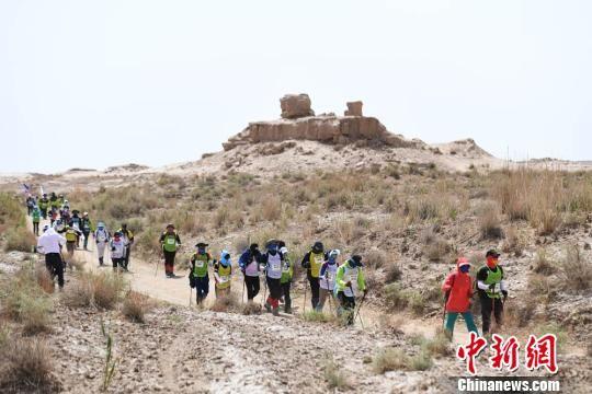 徒步沿线地貌为戈壁、盐碱地、河床、沙丘等。 杨艳敏 摄