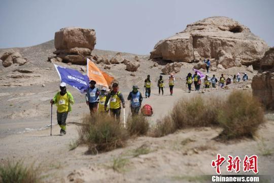 徒友们穿越在敦煌丝路古道上。 杨艳敏 摄