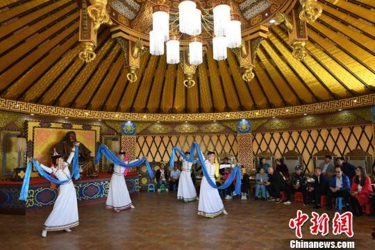 在蒙古族大帐内上演的蒙古族舞蹈吸引宾客。 杨艳敏 摄