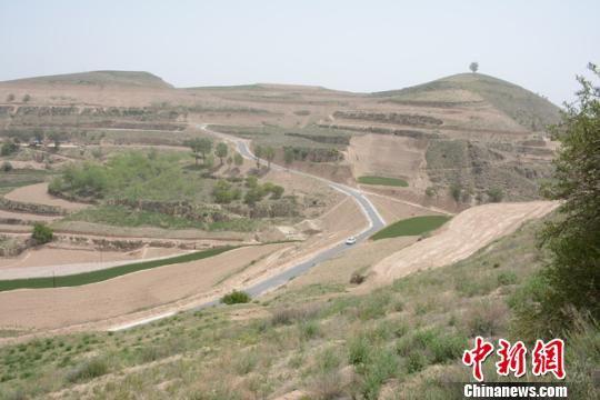 图为新修的通村公路。 李文 摄