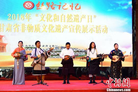 图为甘肃玛曲县文化馆表演的藏族民间弹唱《玛曲姑娘》。 王斌银 摄