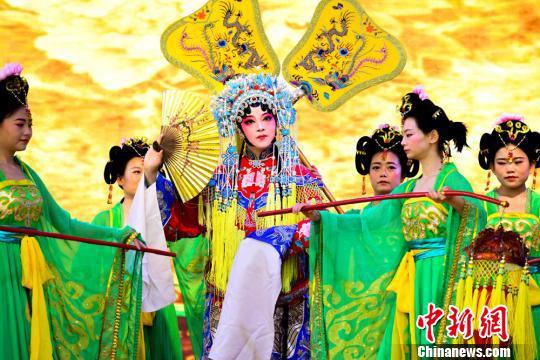 图为兰州市职业学院表演的京剧《贵妃醉酒》。 王斌银 摄