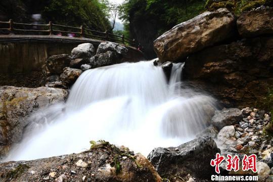 图为慢门镜头下拍摄的瀑布景观。 杨艳敏 摄