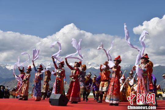 图为民族歌舞表演。 武雪峰 摄