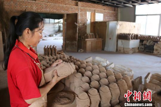 图为艺人正在检查作品。 徐雪 摄