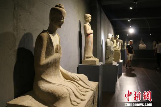 图为取材于世界文化遗产麦积山石窟的彩塑作品。 徐雪 摄
