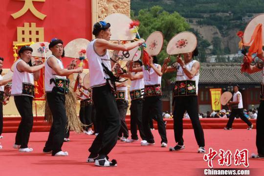 6月23日,甘肃省天水市武山县水帘洞景区举行祈福文化旅游节开幕式,祈福文化民俗表演旋鼓舞震撼登场。 张婧 摄