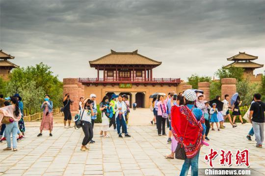 图为大批国内外游客来到敦煌阳关景区参观游览。 王斌银 摄