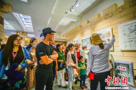 图为中外游客在敦煌阳关博物馆参观游览。 王斌银 摄