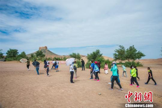 连日来,丝绸之路历史文化名城甘肃敦煌旅游迅速升温,尤其是敦煌西线旅游增速较快,各知名景区游人如织。 王斌银 摄