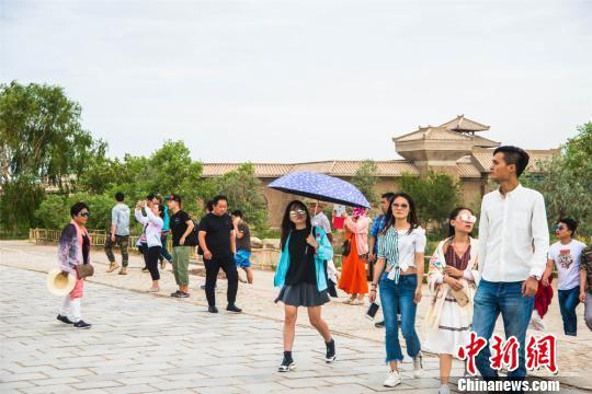 图为在敦煌阳关景区参观的游客。 王斌银 摄