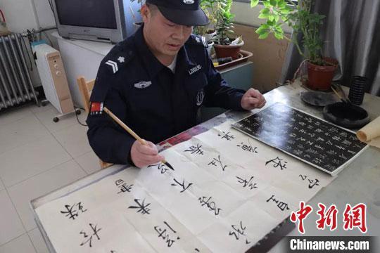 岳师傅名为岳建军,今年49岁,是兰州大学闻韶楼的保安。从楷书练到行书,他已坚持了近3年。 王瑛 摄