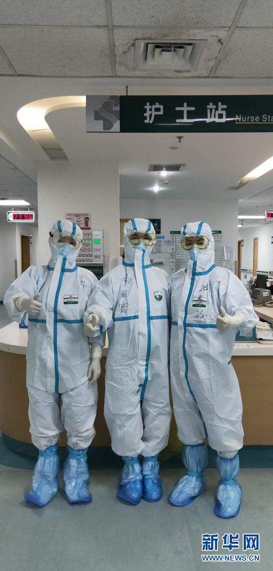 在武汉市中心医院工作的周馨瑜(右一)(资料照片)。新华社发