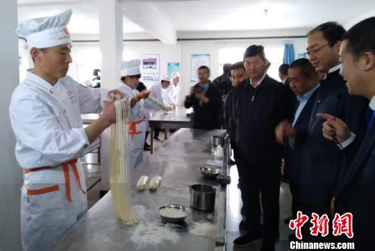 图为学员学习拉面技术。 南如卓玛 摄