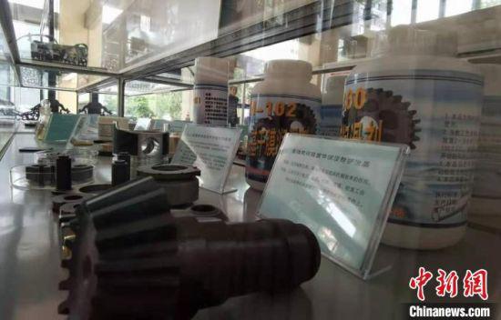 图为依托中科院兰州化物所的科研平台,当地生产固体润滑产品展示。 张婧 摄
