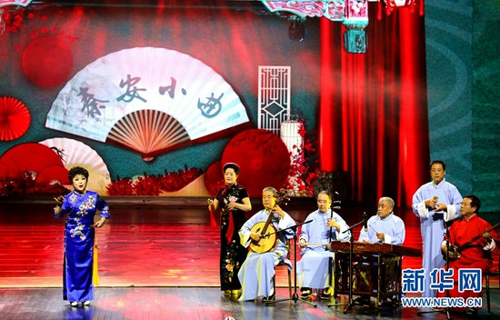 图为演员在表演秦安小曲《满江红·蟠桃宴》。