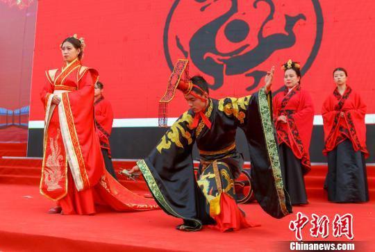 “新人”将进行祈拜谢礼、正席礼、沃盥礼、同牢礼、合卺礼、解缨结发礼等汉式礼仪。 陈飞 摄