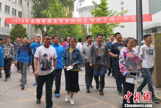 图为2018年高考拉开帷幕,随着第一门语文考试结束,甘肃考生走出考场。(资料图) 刘玉桃 摄