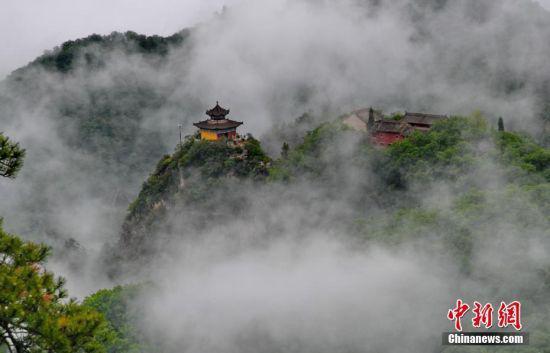 “道源圣地”甘肃崆峒山烟雨蒙蒙,翠山古刹在云雾中若隐若现。(资料图)徐振华 摄