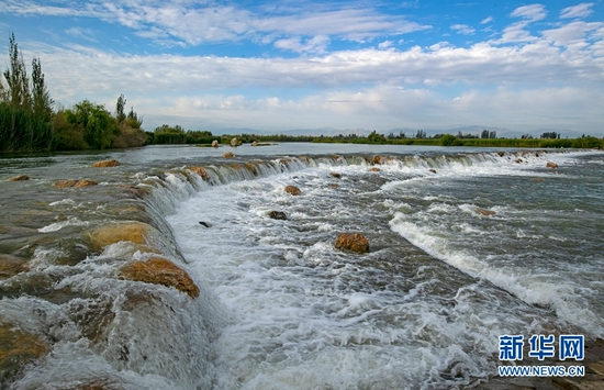 这是8月8日在甘肃省张掖市甘州区靖安乡拍摄的黑河“弱水三千叠瀑”景观。新华网发（成林 摄）