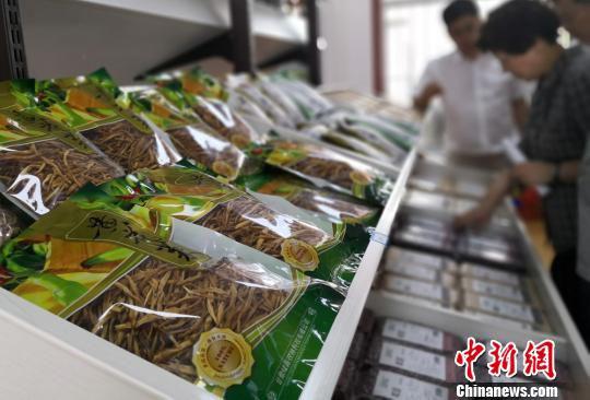图为经销店内出售的庆阳市镇原县殷家城乡农特产品。 刘玉桃 摄