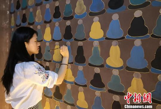 图为同学绘制千佛形象。 刘玉桃 摄