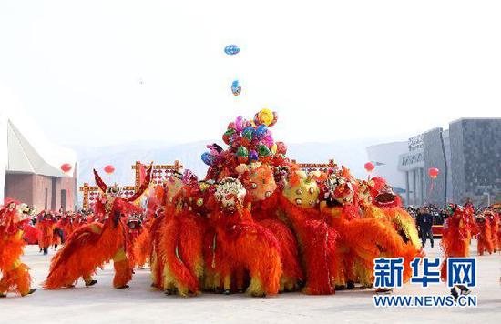 社火队在给当地群众表演舞狮(刘欣瑜 摄)