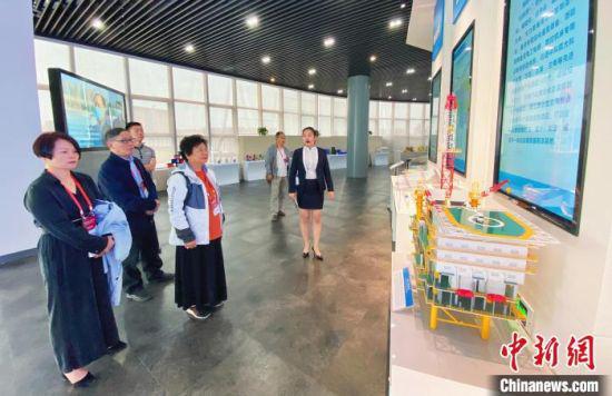 图为海外华媒代表兰州新区展览馆了解“国之重器”。 高展 摄