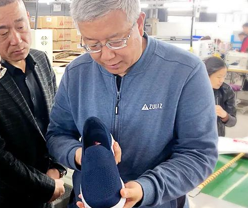 足力健创始人张京康向来访者介绍“老人鞋”