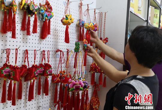 图为经销店内出售的乡村手工艺人制作的香包。 刘玉桃 摄