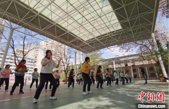 图为兰州大学附属中学的体育课上,从教38年的体育教师黄庆教授学子篮球技巧。 张婧 摄