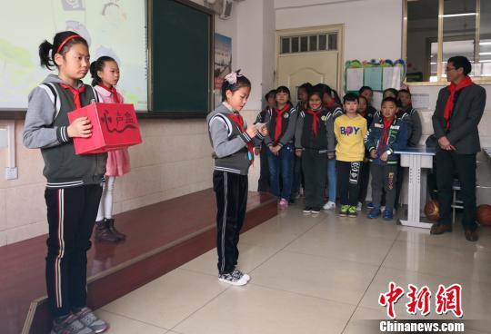 图为同学们和家长一起分享交流“心声”。 刘玉桃 摄