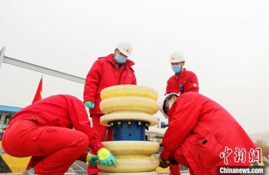 图为基层输油站员工检查清管器完好度,测量清管器周长和皮碗厚度,判断磨损度。 石建强 摄