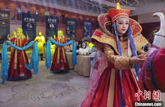 图为中国首部边塞史诗剧《天下雄关》首演发布会现场。 崔琳 摄