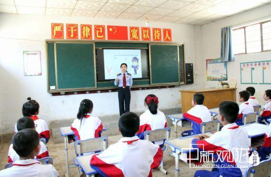 图为庆城县税务局纳税服务股熊琳为孩子们讲税法知识。