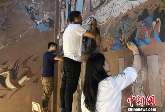 毕业季来临,西北师范大学4名同学在校园中一间不足10平米的房间内,经过10余天的努力,“复制”出一个莫高洞窟,其壁画、环境等与真的莫高窟相似,引来众多老师、同学参观。 刘玉桃 摄