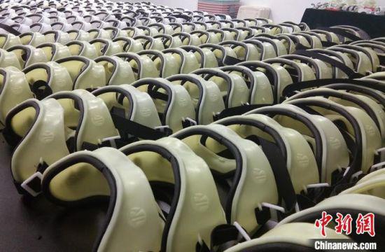 目前,该公司已为甘肃省、兰州市各大医院定制各类医用护具500多件。 吕愿圆 摄