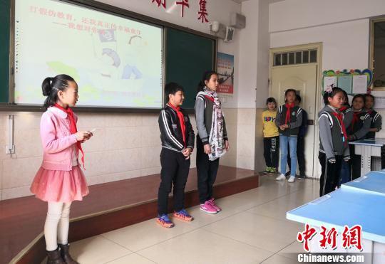 图为兰州市一小学同学们利用电子白板开展主题活动。(资料图) 刘玉桃 摄