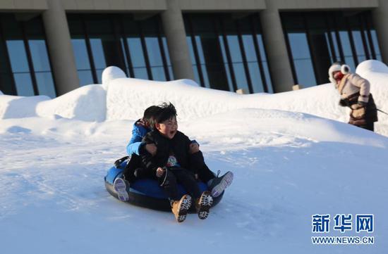12月22日,游客在第三届敦煌文博冰雪节现场游玩。
